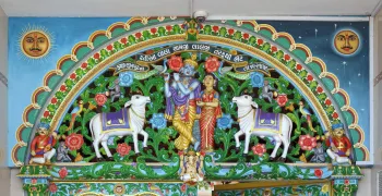 Tempel Shree Cutch Satsang Swaminarayan, Lünette mit Relief