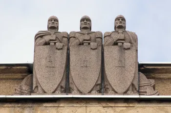 Offiziersclub von Litauen, Skulptur „Drei Giganten“