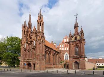 Annenkirche, mit neugotischem Glockenturm und der Bernhardinerkirche im Hintergrund