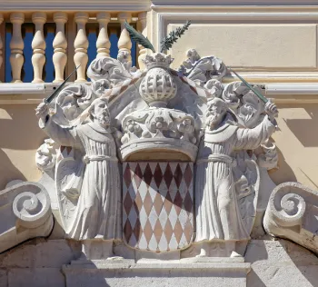 Fürstenpalast von Monaco, Wappen­skulptur der Supraporte des Haupttors