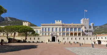 Fürstenpalast von Monaco, Hauptfassade zum Platz des Palastes