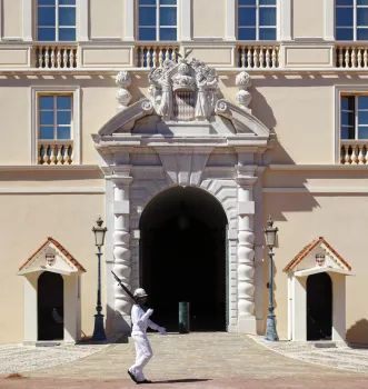 Fürstenpalast von Monaco, Haupttor mit Wächter
