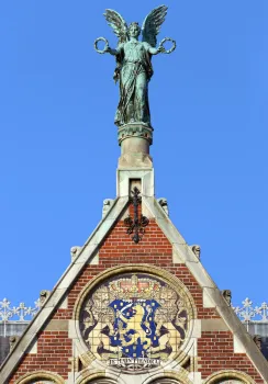Rijksmuseum, Giebelspitze mit Statue der römischen Göttin Victoria