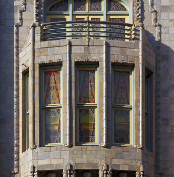 Königliches Tuschinski-Theater, Erker mit Buntglasfenster