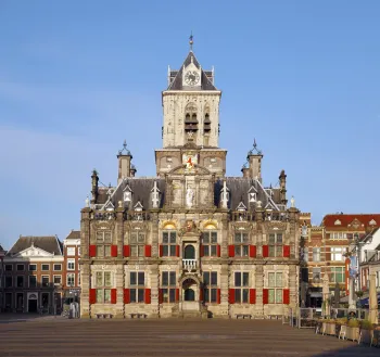 Rathaus von Delft, Hauptfassade (Nordostansicht)