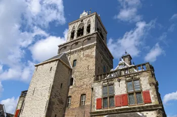Rathaus von Delft, Rückseite mit dem Turm „De Steen“