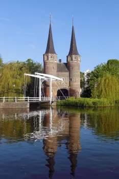 Osttor, mit kleiner Osttorbrücke, sich auf dem Rhein-Schie-Kanal spiegelnd