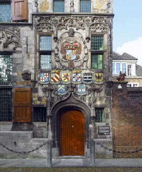 Gemeenlandshuis, Portal mit Wappen