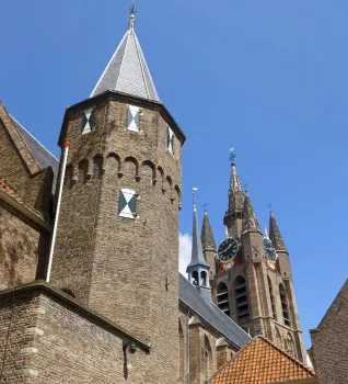 Sankt-Agatha-Kloster (Prinzenhof), Wallonische Kirche, Helmturm mit dem Turm der Alten Kirche im Hintergrund