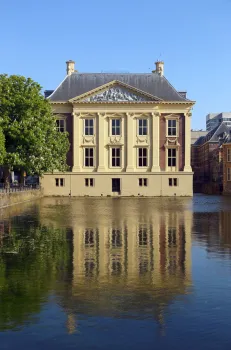 Mauritshuis, sich auf Hofvijver spiegelnd