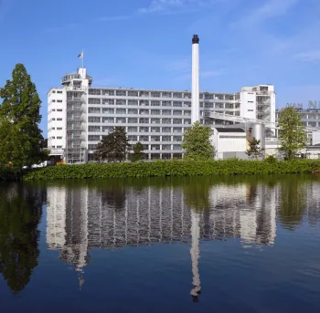 Van-Nelle-Fabrik, sich auf der Delfshavense Schie spiegelnd
