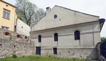 Kupa-Synagoge, Südwestansicht und Reste der alten Stadtmauer