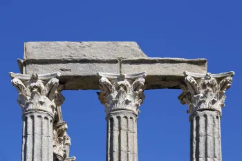 Römischer Tempel von Évora, Säulen mit Kapitellen und Architraven
