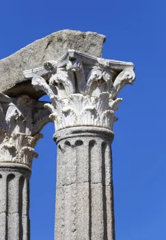 Römischer Tempel von Évora, Säule mit Kapitell