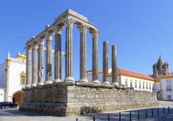 Römischer Tempel von Évora, Westansicht