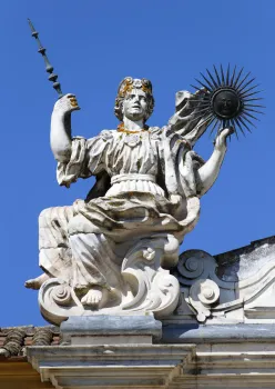 Universität Évora, Kolleg des Heiligen Geistes, Kreuzgang der allgemeinen Studien, linke Statue des Giebels