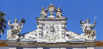 Universität Évora, Kolleg des Heiligen Geistes, Kreuzgang der Gemeinen, Giebel mit Statuen