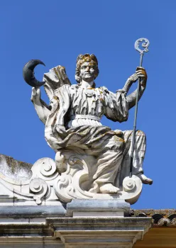Universität Évora, Kolleg des Heiligen Geistes, Kreuzgang der allgemeinen Studien, rechte Statue des Giebels