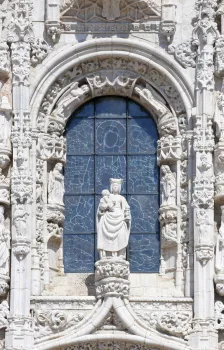Hieronymiten­­kloster, Kirche der Heiligen Maria, Südportalfenster und Statue der Jungfrau Maria mit Jesuskind