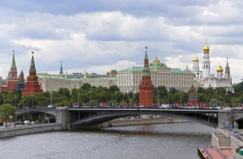 Moskauer Kreml hinter der Großen Steinernen Brücke, Sicht von der Patriarchen-Brücke