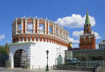 Moskauer Kreml, Kutafja-Turm, mit dem Dreifaltigkeitsturm im Hintergrund