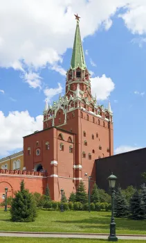 Moskauer Kreml, Dreifaltigkeitsturm, Sicht vom Alexandergarten