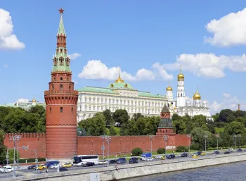 Moskauer Kreml, Wasserzugturm und Großer Palast von der großen steinernen Brücke