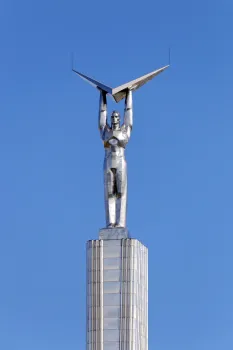 Monument des Ruhmes, Statue (Westansicht)