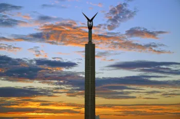 Monument des Ruhmes, bei Sonnenuntergang