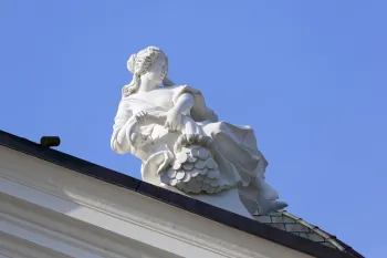 Palais Grassalkovich, Statue der Fortuna über dem Giebel zur Gartenseite
