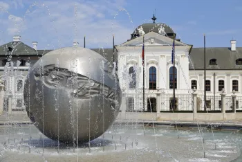 Friedensfontäne, Palais Grassalkovich im Hintergrund