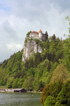Burg Bled oberhalb des Bleder See