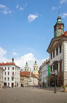 Stadtplatz mit dem Rathaus von Ljubljana