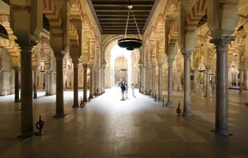 Moschee-Kathedrale von Cordoba, Bau unter Abd al-Rahman I.
