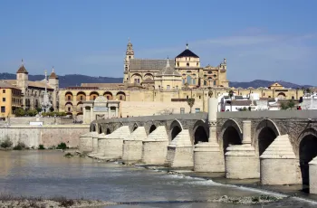 Römische Brücke von Cordoba, mit der Moschee-Kathedrale im Hintergrund