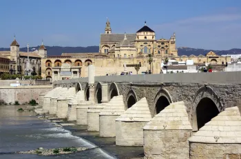 Römische Brücke von Cordoba, mit der Moschee-Kathedrale im Hintergrund
