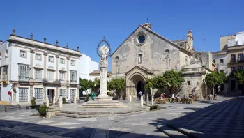 Christi-Himmelfahrt-Platz mit der Kirche Sankt Dionysius