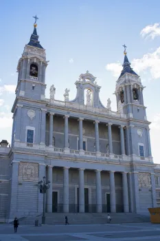Almudena-Kathedrale, Hauptfassade