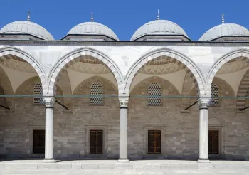 Süleymaniye-Moschee, Arkaden im Innenhof