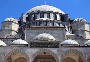 Süleymaniye-Moschee, Detail der Nordwest-Fassade, Kuppeln
