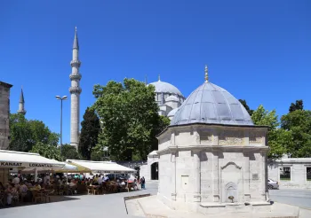 Süleymaniye-Moschee, Brunnen auf dem Süleymaniye-Platz