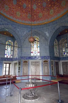 Topkapi-Palast, Bagdad-Kiosk, Innenraum mit silbernem Holzkohleofen