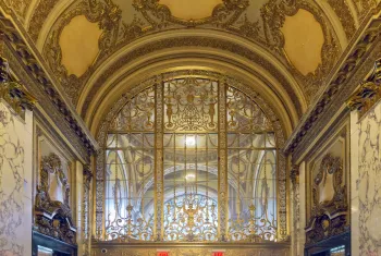 Boston Opera House, Eingangshalle, Fenster mit kunstvollem Gitter