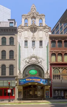 Opernhaus Boston, Hauptfassade