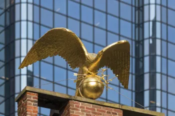 Old State House, Adler-Skulptur
