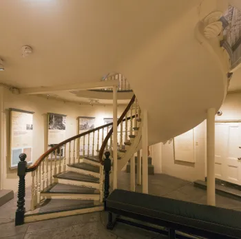 Old State House, Wendeltreppe im Keller