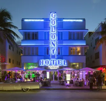Colony Hotel, beleuchtete Fassade am Abend