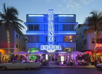 Colony Hotel, beleuchtete Fassade am Abend