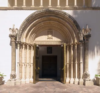 Katholische Kirche Sankt Patrick, Hauptportal