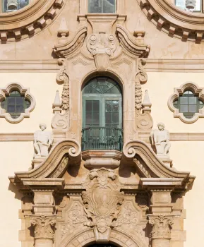 Freiheitsturm, Detail des Hauptportals